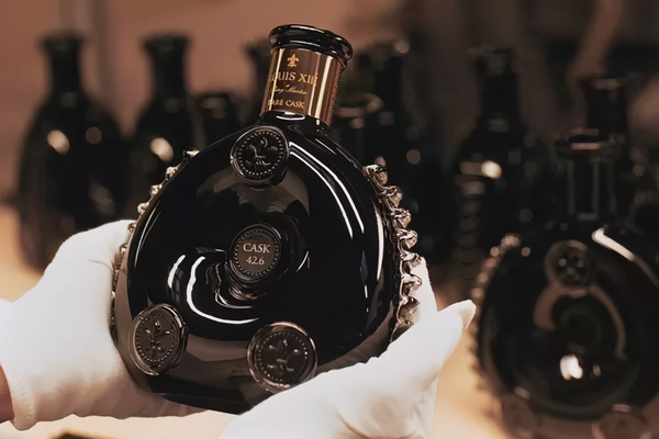 价格最贵的洋酒路易十三黑珍水晶限量至尊装的酒瓶